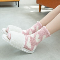 Chaussettes douillettes pour femmes, idéales pour l'hiver, le sommeil, le sol ou la maison, en velours corail, motif cœur, chaussettes moelleuses en polaire corail pour Noël