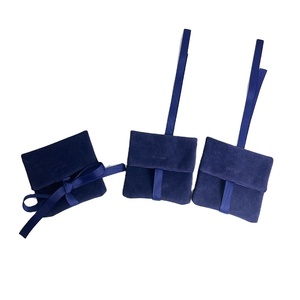Pochette de rangement pour bijoux en velours suédé bleu foncé avec doublure en satin et logo personnalisé - Product Image 5