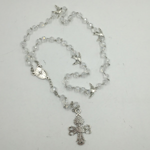 Chapelet catholique à 59 perles en verre de cristal transparent, cinq décades, avec motif colombe blanche et Saint-Esprit, et crucifix - Product Image 1