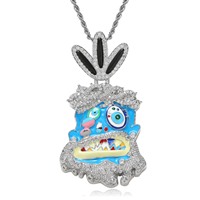 Collier pendentif personnalisé en or blanc avec micro-pavé de zirconiums et émail coloré