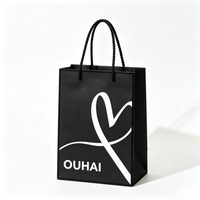Sac cadeau en papier noir personnalisé avec logo imprimé blanc, poignées torsadées noires, sac fourre-tout tendance pour l'emballage d'accessoires de mode