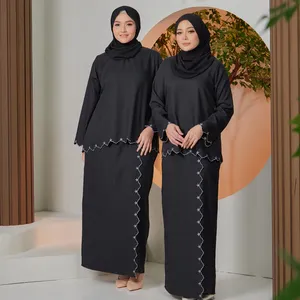 ชุดปักลายแบบดั้งเดิมสำหรับผู้หญิง ผลิตในมาเลเซีย สีดำ สง่างาม สไตล์มุสลิมะฮ์ ชุดชาติพันธุ์ ผู้ผลิตและจำหน่าย คุณภาพพรีเมียม เรียบร้อย - Product Image 5