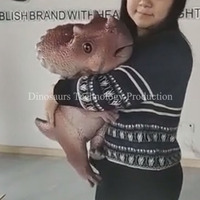 Marionnette ou accessoire de spectacle Triceratops mignon pour bébé, fait main, à vendre, marionnette de dinosaure animatronique artisanale pour événements et fêtes d'enfants