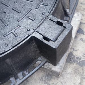 Peinture au <span class=keywords><strong>bitume</strong></span> noir, palettes en bois, personnalisable, <span class=keywords><strong>prix</strong></span> du couvercle de regard en fonte EN124 D400, sécurité routière - Product Image 4