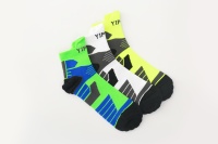Chaussettes de sport évacuant l'humidité pour hommes de haute qualité Chaussettes tricotées colorées en gros avec motif de lettre Design d'automne sur la manchette