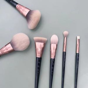 Ensemble de 6 pinceaux de maquillage pour le visage en poils synthétiques, manche en bois, virole en aluminium, logo laser, kit de pinceaux correcteurs, marque privée - Product Image 6
