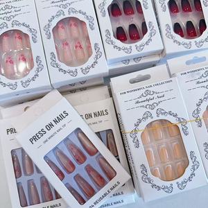 Vente en gros à prix abordable : <span class=keywords><strong>Faux</strong></span> ongles à <span class=keywords><strong>coller</strong></span> de haute qualité 3D, forme cercueil moyenne, avec perles et French manucure, pour femmes - Product Image 1