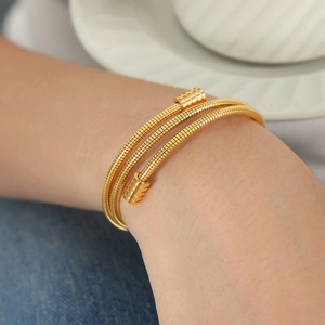 Bracelet manchette tendance pour femme en acier inoxydable plaqué or 18 carats, étanche, avec design élastique à ressort - Product Image 4