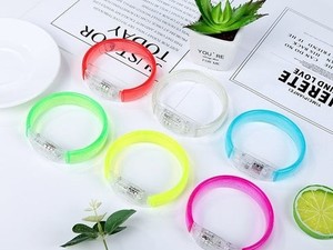 Bracelet LED acrylique lumineux clignotant à piles pour adolescents, concerts, événements, Nouvel An, décorations de fête - Product Image 4