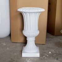 Vase sur pied géant en forme de trompette blanche, style romain antique en fibre