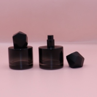 Flacon de parfum de luxe en verre transparent avec base en forme de montagne, capuchon pulvérisateur noir, flacon de parfum rechargeable