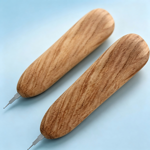 Enfile-aiguille en bois fait main pour la couture à la main - Manche en bois dur <span class=keywords><strong>avec</strong></span> <span class=keywords><strong>crochet</strong></span> en acier inoxydable (1 cm d'extension) pour un enfilage facile - Product Image 1