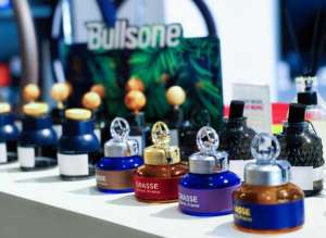 Bullsone Vogue Duo 2022 Edition Désodorisant Type Porte-gobelet Désodorisant pour voiture et maison avec aromathérapie à la citronnelle Stock local - Product Image 5