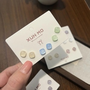 ต่างหูเรซิ่นทรงสี่เหลี่ยม XUN MO สำหรับผู้หญิง แฟชั่นเรียบง่าย สีสันสดใส ดีไซน์เรขาคณิต เครื่องประดับ - Product Image 4