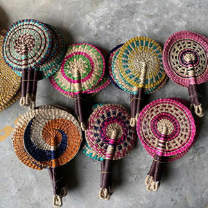 GREENCRAFT Éventail rustique tissé à la main en jonc de mer Cool Summer Party & Home Decor Vietnam Crafted - Product Image 1