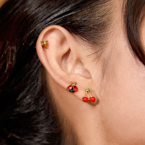 Juego de Aretes J&D Sweet de Acero Inoxidable con Baño de Oro de 18K, con Diseño de Mariquita Roja y Negra, Libélula Roja y Verde, y Cereza - Product Image 6