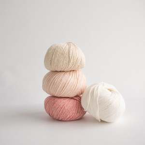 Fil à tricoter YARNA Arue (50g) – Mélange teint doux de qualité supérieure, pelucheux, naturel, chic, élégant, teint à la main, créatif, ludique et doux - Product Image 2