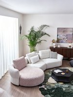 Canapé sectionnel de style italien, luxe léger, ton crème, pour villa duplex, avec patchwork de tissus floraux, chaise longue incurvée et structure en bois