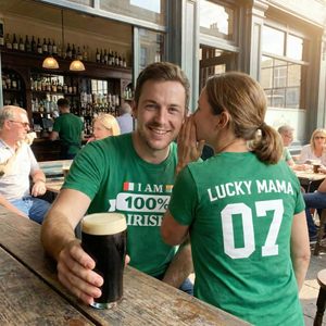 T-shirt personnalisé à col en v pour femmes, avec trèfle vert pour la Saint-Patrick, nom personnalisé, numéro 52, décontracté, respirant - Product Image 3