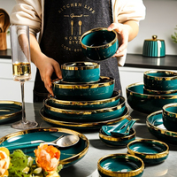 Service de table de luxe nordique, vaisselle en céramique durable avec bord doré, comprend des assiettes, des bols à salade pour les fêtes
