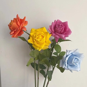 Suministro al por mayor de flores de rosa artificiales con hojas verdes, planta artificial realista para decoración de ramos de novia. - Product Image 2