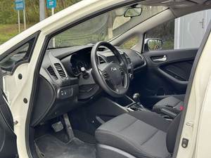 Venta al por Mayor <span class=keywords><strong>de</strong></span> Autos Usados Kia K3 1.6l Automáticos, Autos Usados Kia en Venta a Precio Económico, Sedán <span class=keywords><strong>de</strong></span> <span class=keywords><strong>Segunda</strong></span> <span class=keywords><strong>Mano</strong></span> <span class=keywords><strong>de</strong></span> Gasolina, 4 Puertas y 5 Asientos - Product Image 4