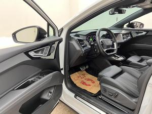 <span class=keywords><strong>Audi</strong></span> Q4 <span class=keywords><strong>E</strong></span>-<span class=keywords><strong>tron</strong></span> 40 SUV électrique d'occasion 2024, longue autonomie, véhicule électrique intelligent, prêt à l'exportation, blanc sur noir - Product Image 5