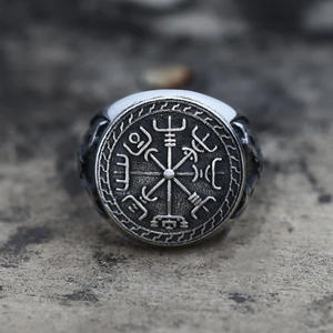 Bague vintage avec tatouage de runes viking, bague personnalisée avec boussole nordique et hache de guerre pour homme, bijoux de design tendance - Product Image 4