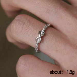 Anello Infinity con Zirconi per Donne, Gioiello Minimalista Chic con Design Intrecciato, Regalo Quotidiano - Product Image 5