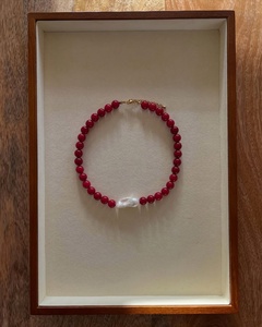 Collier ras du cou tendance en perles d'agate rose plaqué or 18 carats et véritables perles baroques en pierre naturelle, idéal pour l'été – Cadeau de haute qualité - Product Image 1