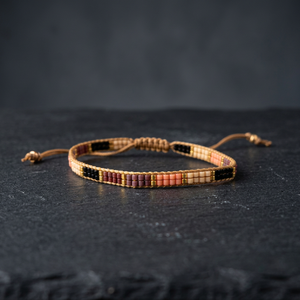 Bracelet artisanal Sstringz en perles Miyuki Delica dorées, brunes et pêche, réglable, minimaliste et géométrique. - Product Image 2