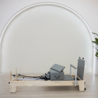 Máquina de Pilates Reformer Telescópica Profesional Comercial de Roble de Tamaño Completo Personalizada con Resortes Duraderos y Caja para Ejercicios de Yoga y Fortalecimiento del Core