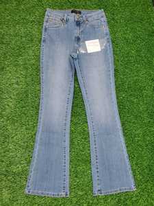Pantalon en jean évasé à jambes larges Stockify de qualité supérieure pour femmes, élégant et décontracté, disponible à la vente - Product Image 3