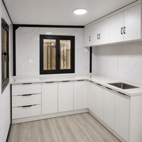Maison conteneur extensible préfabriquée modulaire avec panneau beige aspect pierre, mur inférieur et porte vitrée pour villas de villégiature et camps