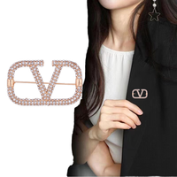 Broche de luxe en alliage plaqué or avec logo V, entièrement ornée de strass et de cristaux, épingle de revers, cadeau pour mariage et fête, logo personnalisé, faible MOQ, vente en gros