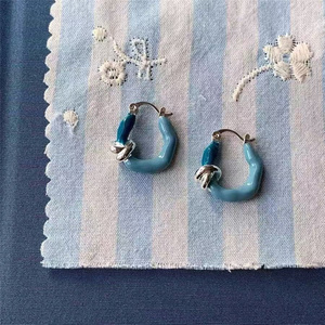 Orecchini a cerchio annodati Vintage in smalto rosa a goccia smaltati per le donne eleganti in metallo con temperamento irregolare orecchini gioielli - Product Image 3