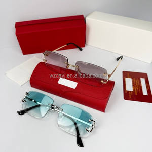 <span class=keywords><strong>Occhiali</strong></span> <span class=keywords><strong>da</strong></span> <span class=keywords><strong>Sole</strong></span> di Alta Qualità con Scatola Blu Firmati Senza Montatura <span class=keywords><strong>da</strong></span> Donna e Uomo con Taglio a Diamante di Lusso <span class=keywords><strong>Protezione</strong></span> <span class=keywords><strong>UV</strong></span> <span class=keywords><strong>400</strong></span> - Product Image 1