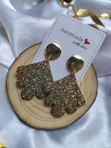 Boucles d'oreilles en résine légères, design artisanal élégant, parfaites pour la mode quotidienne et les occasions spéciales - Product Image 4