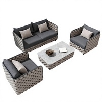 Ensemble de salon de jardin moderne et minimaliste en alliage d'aluminium et rotin, avec composants amovibles et remplaçables, idéal pour les espaces extérieurs.