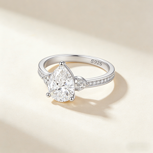 Anillo de Compromiso con Diamante Corte Pera, Plata 925, Engaste de Puntas, Joyería Romántica para Mujer - Product Image 1
