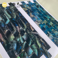 Mosaïque en verre bleu artisanal pour murs décoratifs de luxe et intérieurs contemporains