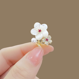 Broche Fleur de Coquillage pour Femme, Broche Créative au Tempérament, Petite Broche Fleur de Prunier, Design de Niche, Mariage, Alliage Plaqué Or, Personnalisable - Product Image 4
