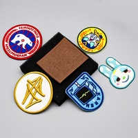 Badges brodés personnalisés à transfert thermique, patchs souples OEM pas chers, patchs tissés thermocollants personnalisés pour vêtements, étiquettes, chapeaux, sacs