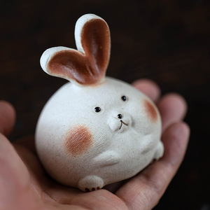 Figurine de lapin en argile violette de Yixing, petit lapin en céramique, accessoire de thé, ornement - Product Image 1