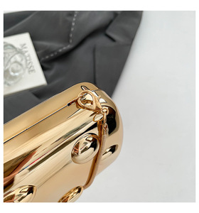 Bolso de mano tipo clutch con puntos metálicos para mujer, bolso de noche minimalista, bolso cruzado con cadena desmontable - Product Image 6