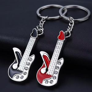 Y2K UV Cartoon Style Schlüssel bund Vintage Metall Glitter Gitarre mit Retro Millennium Bling Modische Karabiner Schlüssel ring Zubehör - Product Image 2
