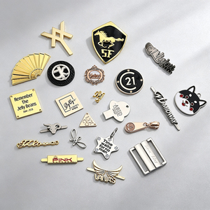 ป้ายโลโก้เสื้อผ้าโลหะคุณภาพสูงแบบกำหนดเองพร้อมตัวอักษรยี่ห้อสลัก - Product Image 6