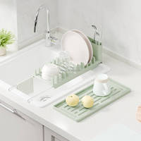 Égouttoir à vaisselle compact WIREKING Mini en plastique à poser sur l'évier pour 11 assiettes, avec porte-couverts et bac de récupération des eaux.
