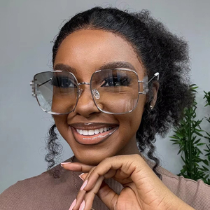 Брендовые дизайнерские Квадратные Солнцезащитные очки женские <span class=keywords><strong>2025</strong></span> модные роскошные большие солнцезащитные очки Женские винтажные уникальные металлические цветочные украшения Oculos - Product Image 1