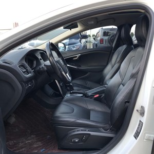 Venta al por mayor de <span class=keywords><strong>segunda</strong></span> <span class=keywords><strong>mano</strong></span> para <span class=keywords><strong>VOLVO</strong></span> V40 caja de cambios automática dirección izquierda asientos de cuero cámara trasera Interior oscuro <span class=keywords><strong>coches</strong></span> baratos disponibles - Product Image 4